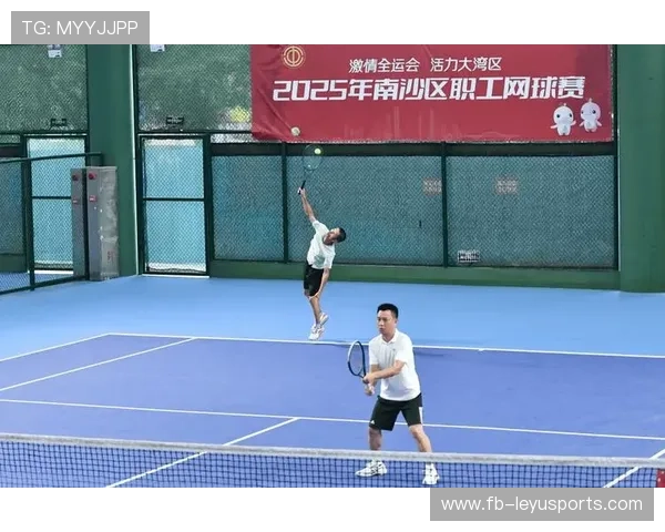 _城市广场：开放式网球街头比赛_，开放式网球击球